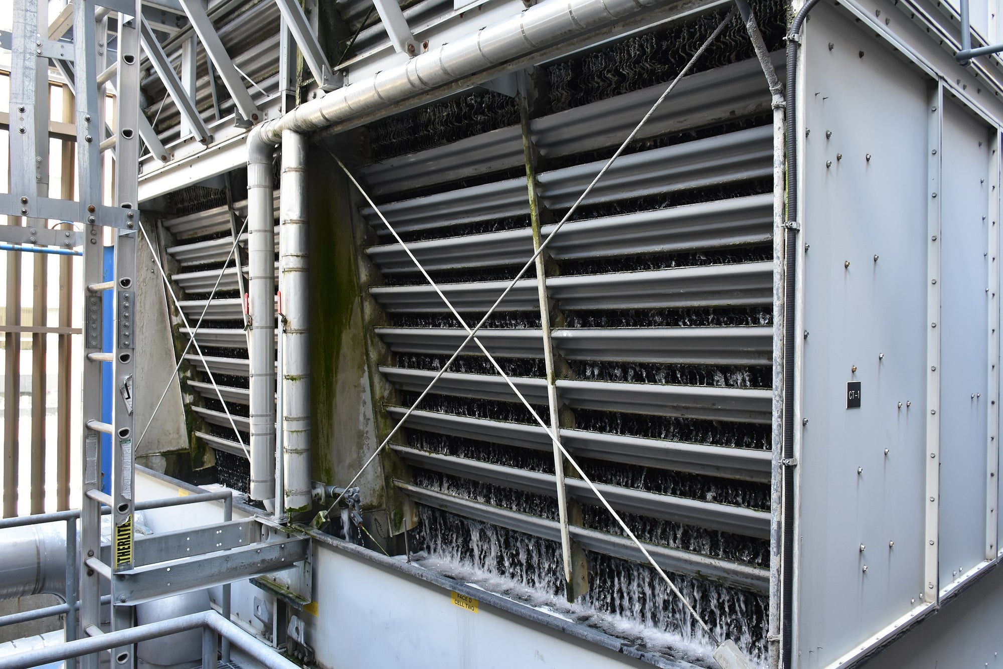 How does a cooling tower work ?